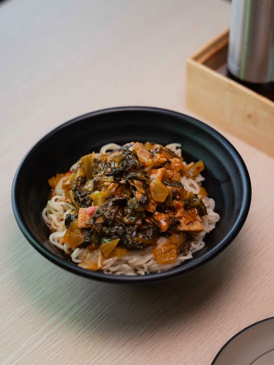 酸菜肥肠拌面(辣) Pickled Cabbage Pig Intestine Noodle (spicy)